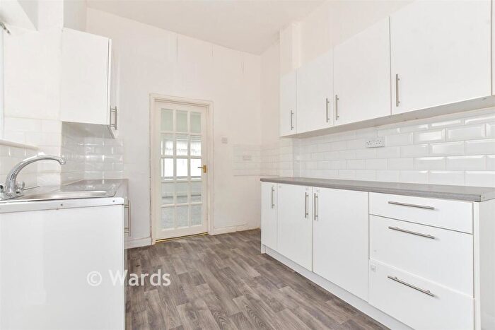 2 Bedroom Flat For Sale In Tankerton Road, Whitstable, Kent, CT5