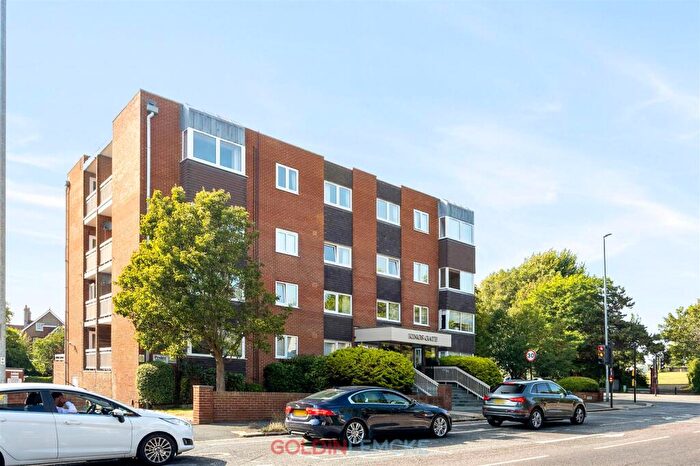 2 Bedroom Flat For Sale In Kings Gate, The Drive, Hove, BN3