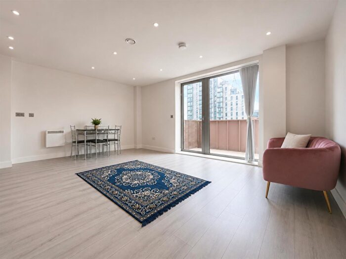 2 Bedroom Flat For Sale In Petersfield Avenue, Slough, SL2