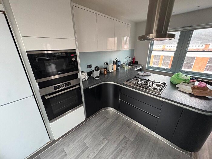 2 Bedroom Flat To Rent In Cambridge Heath Road, London, E2