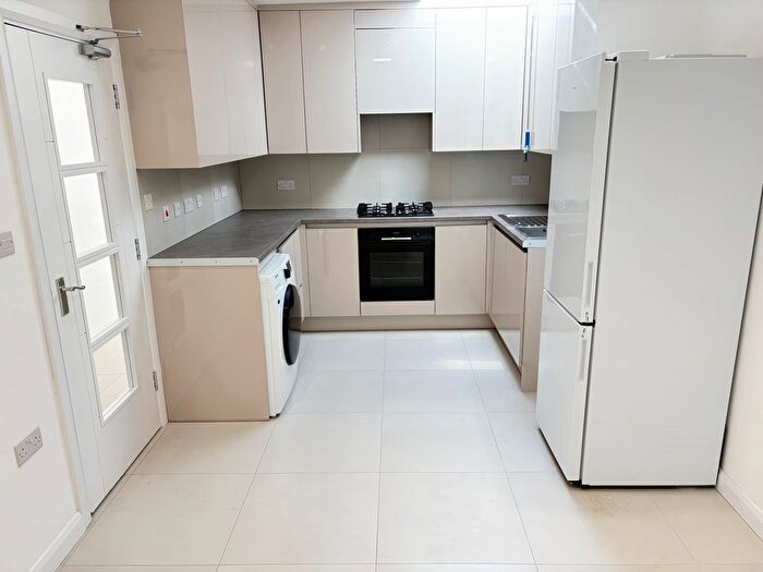 3 Bedroom Flat To Rent In Very Near Cleveley Crescent Area, Ealing North, W5