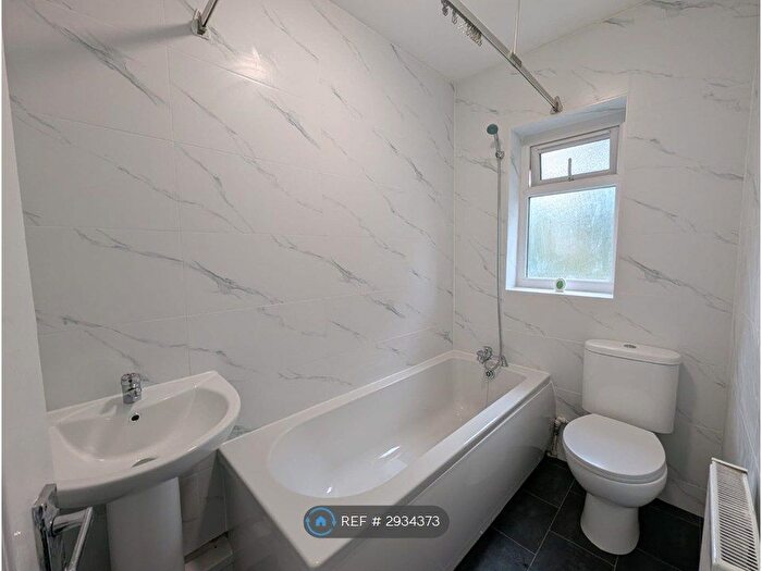 2 Bedroom Flat To Rent In Whitefield, Manchester, M45