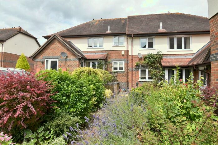 2 Bedroom Flat For Sale In Garrett Close, Kingsclere, Newbury, RG20