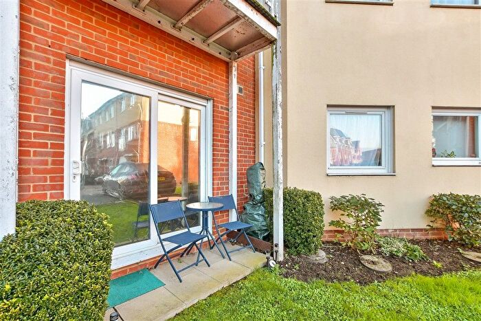 1 Bedroom Flat For Sale In Yoxall Mews, Redhill, Surrey, RH1