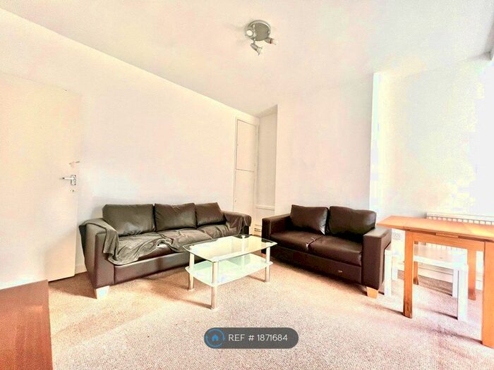 3 Bedroom Flat To Rent In Dartington House, London, SW8