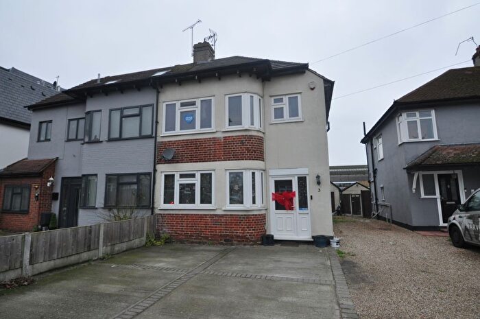 3 Bedroom Semi-detached House To Rent In Hall Crescent, Hadleigh, Essex, SS7