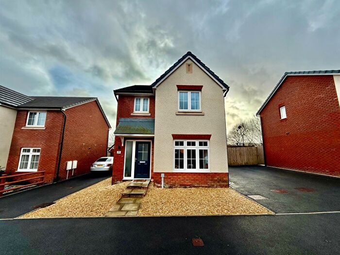 3 Bedroom Detached House For Sale In Comin Y Coed, Tonyrefail, Porth, CF39