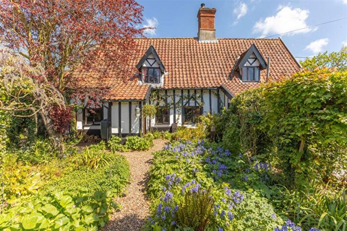 3 Bedroom Semi Detached House For Sale In Ketteringham, NR18