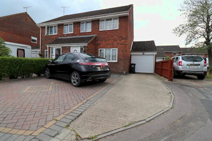 3 Bedroom Semi-Detached House To Rent In Leslie Close, Freshbrook, Swindon, SN5