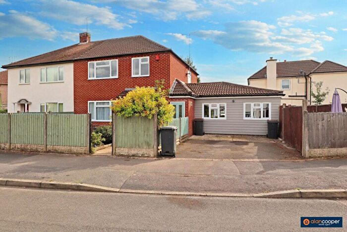 4 Bedroom Semi-Detached House For Sale In Brewer Road, Bulkington, CV12