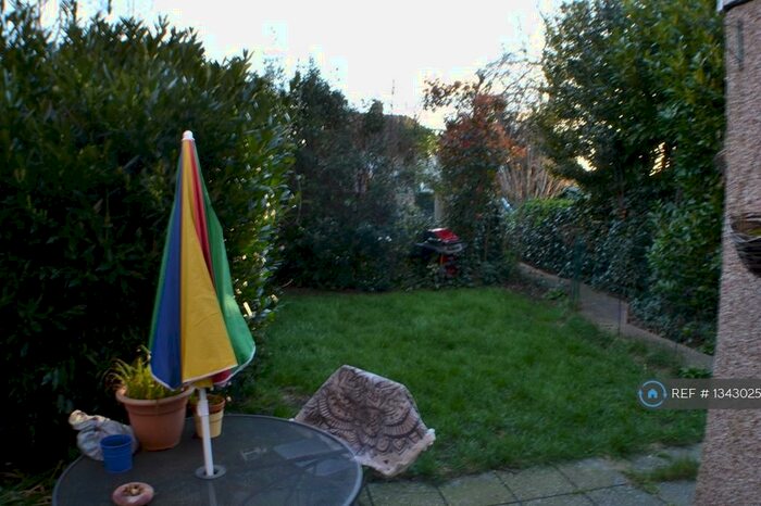 2 Bedroom Flat To Rent In Woodstock Road, London, NW11