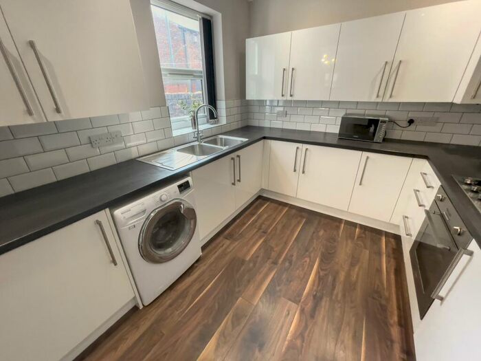 5 Bedroom House To Rent In Malvern Road, L6