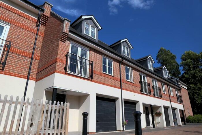 3 Bedroom House To Rent In Weatherill Close, Guildford, GU1