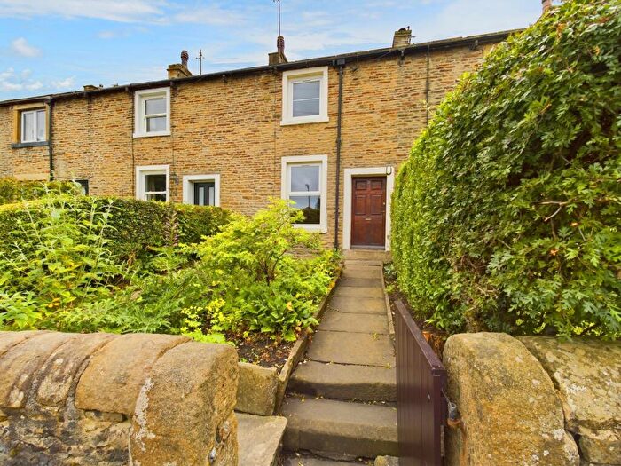 2 Bedroom Cottage To Rent In West Road, Carleton, BD23