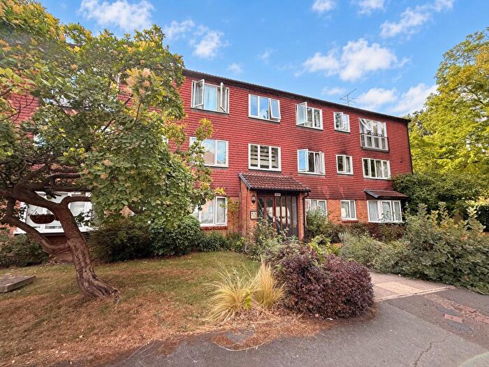2 Bedroom Flat For Sale In Goldsworth Park, GU21
