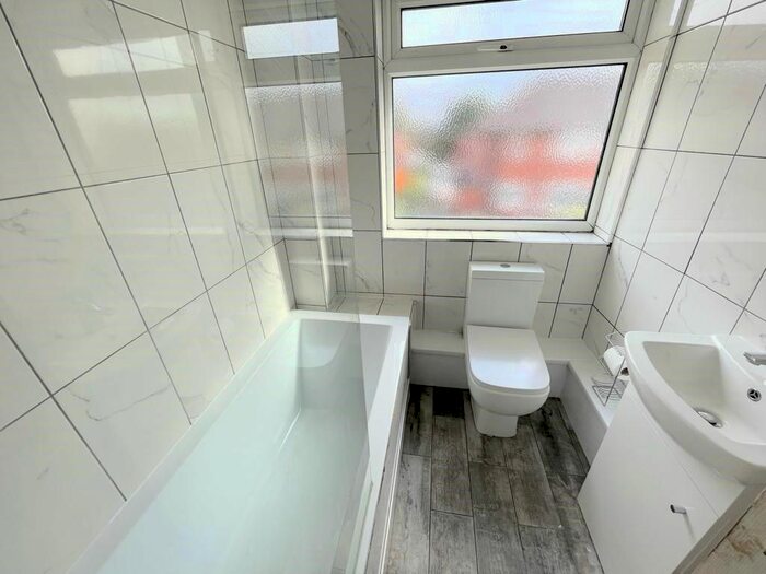 3 Bedroom Town House For Sale In Thorpe Garth, Leeds, LS10