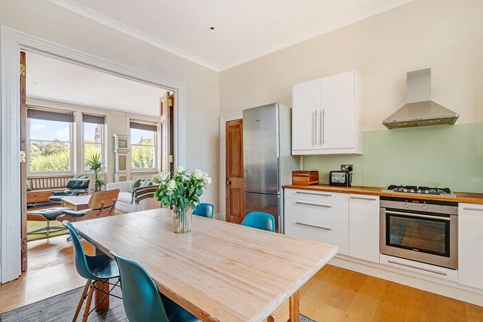 3 Bedroom Flat For Sale In Redcliffe Square, Chelsea, SW10