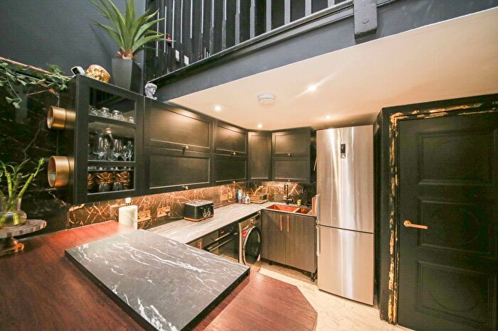 2 Bedroom Flat For Sale In Standishgate, Wigan, WN1