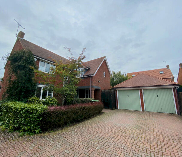 4 Bedroom Detached House To Rent In Bridgnorth Drive, Milton Keynes, Buckinghamshire, MK4
