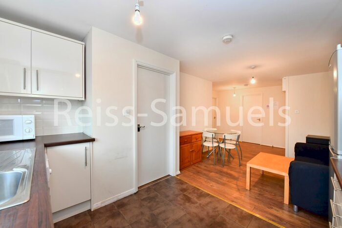 3 Bedroom Flat To Rent In Ambassador Square, Canary Wharf, Isle Of Dogs, London, E14
