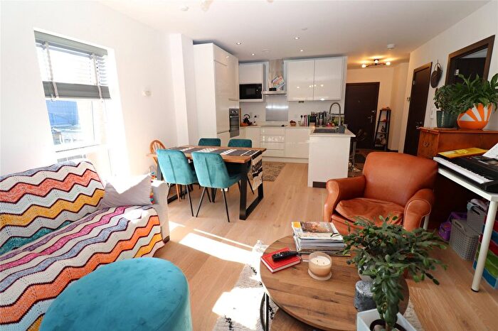 1 Bedroom Flat For Sale In Fairfax Drive, Westcliff On Sea, Essex, SS0