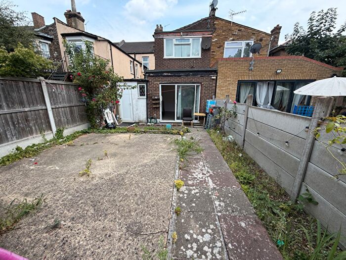3 Bedroom Flat To Rent In Forest Drive, London, E12