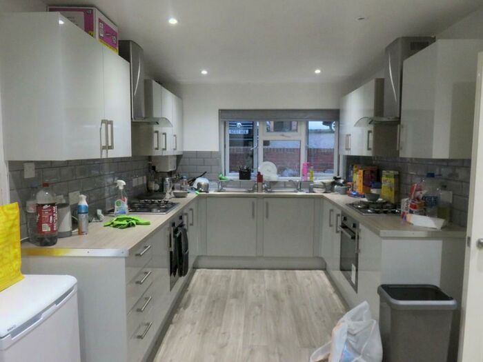 8 Bedroom Detached House To Rent In Harlaxton Drive, Nottingham, NG7