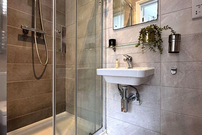 Flat To Rent In High Road, Willesden Green, NW10