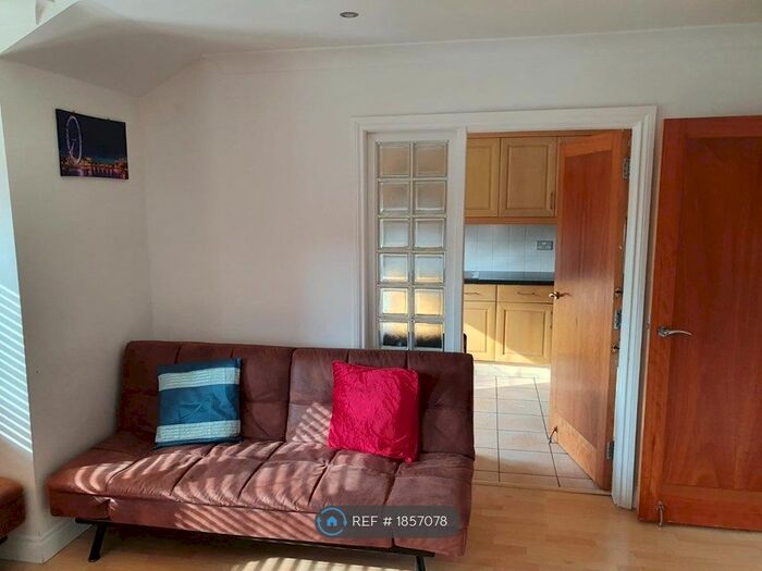 2 Bedroom Flat To Rent In Great Oak Drive, Altrincham, WA15