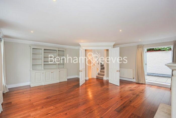 2 Bedroom Town House To Rent In Farrier Walk, Chelsea, SW10