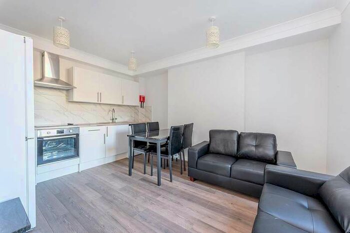 3 Bedroom Flat To Rent In Uxbridge Road, Shepherd's Bush, W12