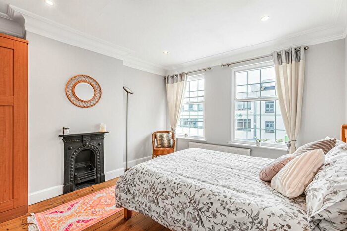 2 Bedroom Flat To Rent In Colston Road, East Sheen, SW14