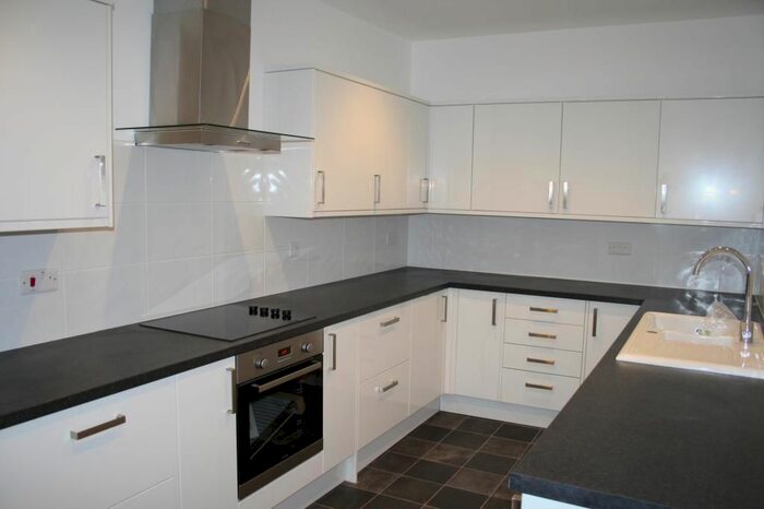 2 Bedroom Flat To Rent In Kyle House, A Lavant Street, Petersfield, Hampshire, GU32