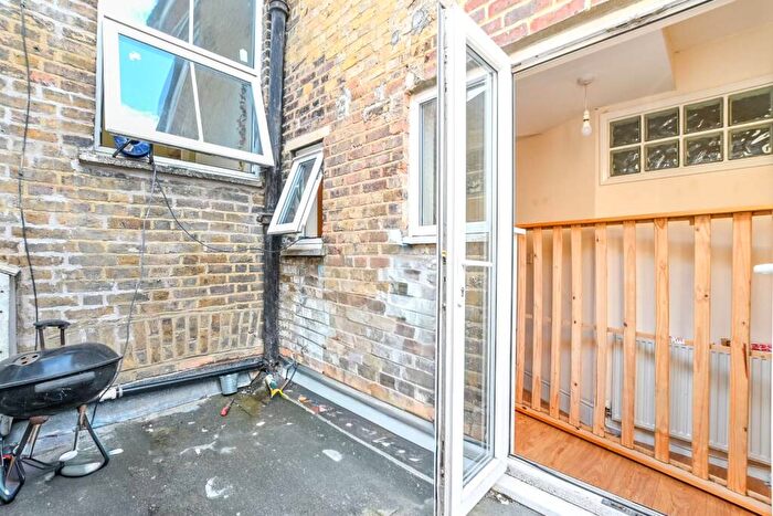 2 Bedroom Flat For Sale In Blackstock Road, Finsbury Park, London, N4