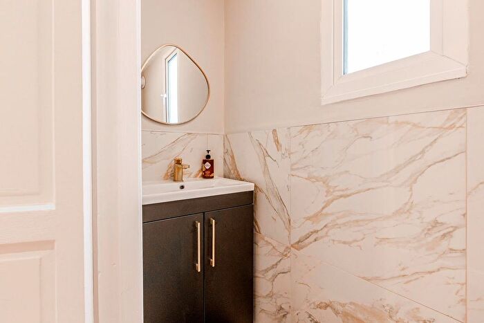 3 Bedroom Detached House To Rent In Dunston Road, Battersea, London, SW11