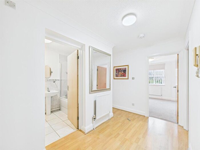 2 Bedroom Apartment To Rent In Twig Folly Close, Bethnal Green, E2