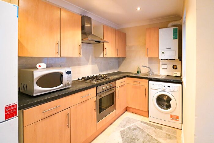 2 Bedroom Flat To Rent In Upper Tooting Road, London, SW17