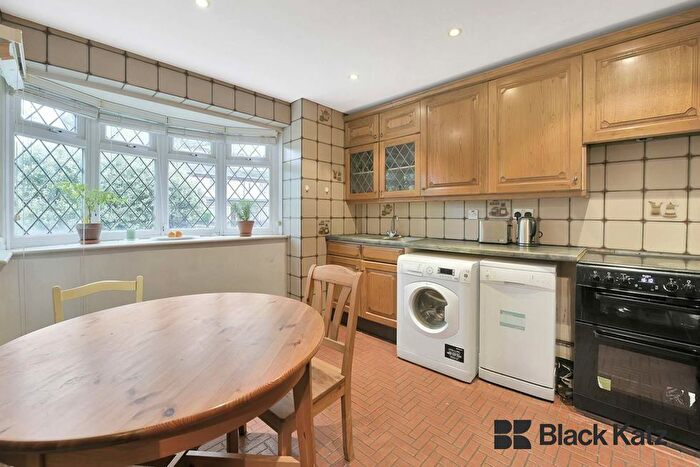 3 Bedroom Town House To Rent In St. James Road, Bermondsey, SE16