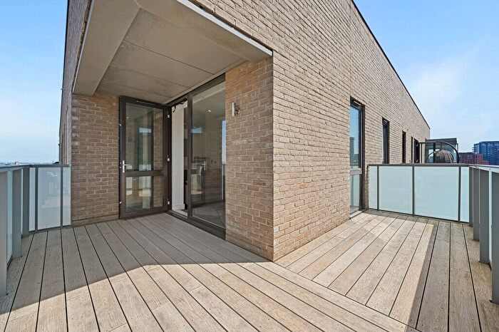 2 Bedroom Flat To Rent In New Village Avenue, Canning Town, E14