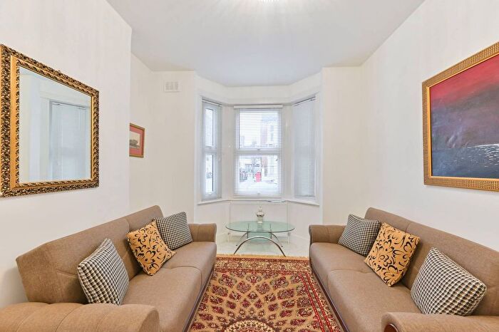 1 Bedroom Flat For Sale In Mossbury Road, Clapham Junction, London, SW11