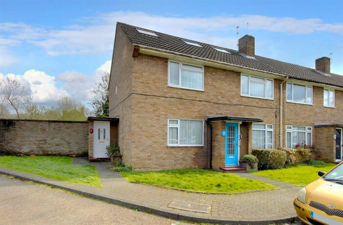 3 Bedroom Maisonette To Rent In Norfolk Close, Cockfosters, EN4