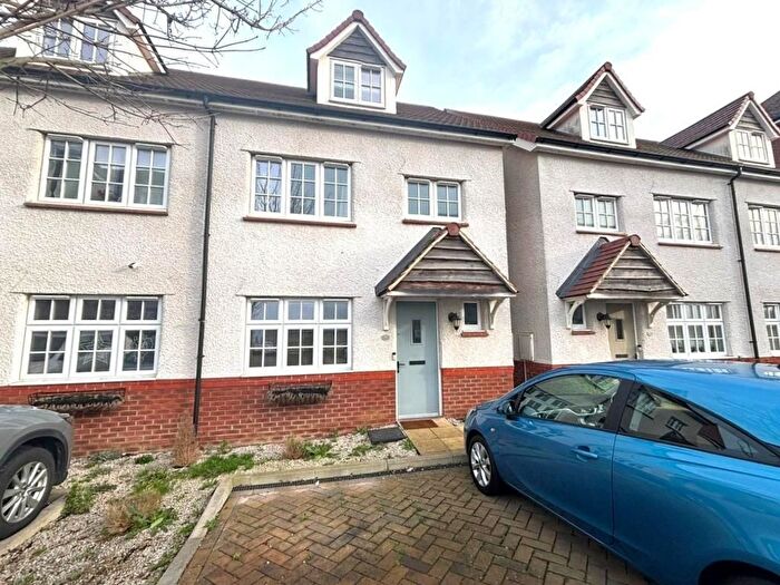 4 Bedroom Semi Detached House For Sale In Armstrong Road, Vauxhall Park, Luton, Bedfordshire, LU2