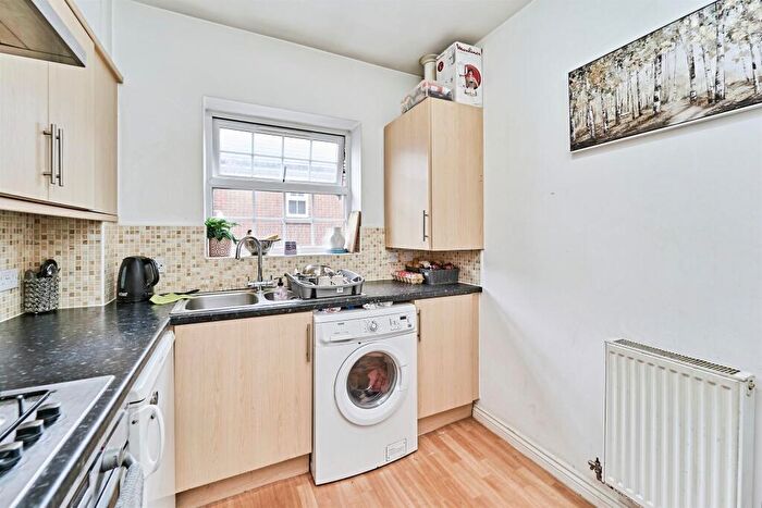 2 Bedroom Coach House For Sale In Creed Way, West Bromwich, B70