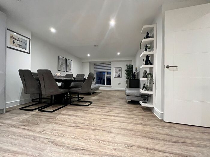 2 Bedroom Flat For Sale In Kings Road, Brentwood, CM14