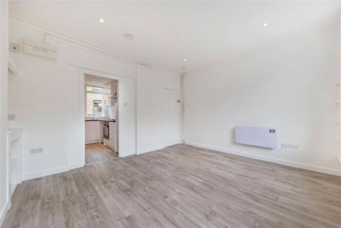 Flat To Rent In Parkway, Camden, NW1