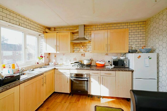 3 Bedroom Terraced House For Sale In Brendon Avenue, Luton, LU2