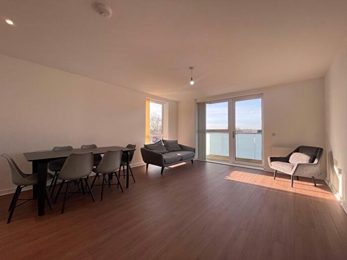 3 Bedroom Flat To Rent In Dovetail Place, Lawrence Road, N15