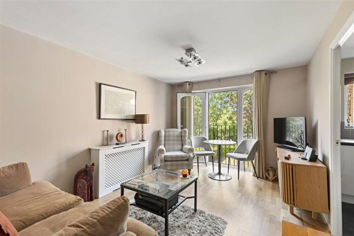 1 Bedroom Flat For Sale In Burket Close, Norwood Green, Southall, UB2
