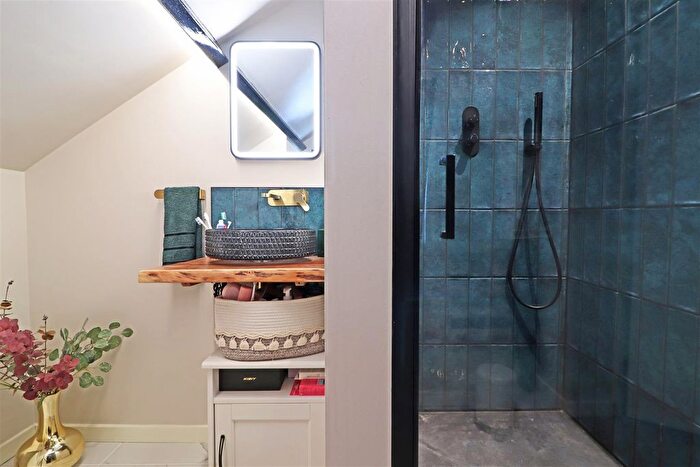 2 Bedroom Semi Detached House For Sale In Hardwick Road, Redhill, RH1