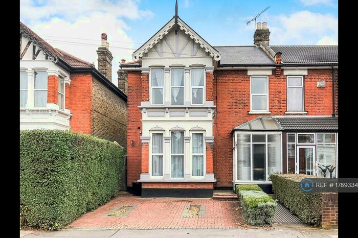 2 Bedroom Flat To Rent In Airlie Gardens, Ilford, IG1